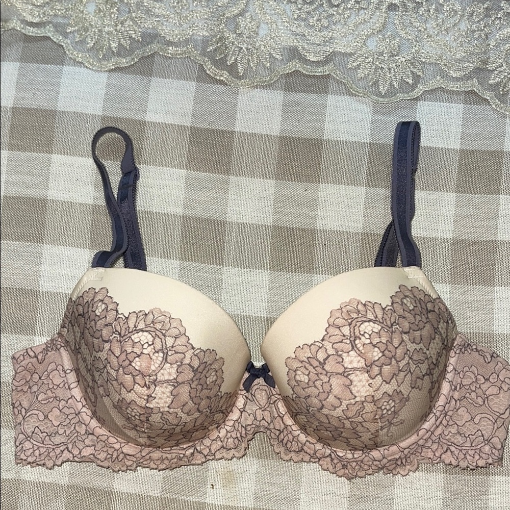 Victoria Secret Elegant Lace Underwire Bra - Cream and Black 36C